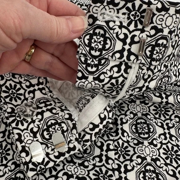Chico's Black and White Geometric Bermuda Shorts NWT Pockets Women’s Size 0/US 4 - Picture 12 of 16
